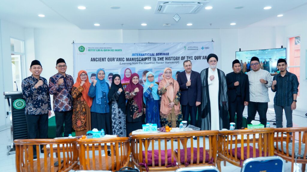 Seminar Internasional Manuskrip Al-Qur’an Kuno di IIQ Jakarta Berlangsung Meriah, Dr. Morteza Karimi-Nia Hadiahkan Mushaf Codex Mashhad kepada IIQ Jakarta